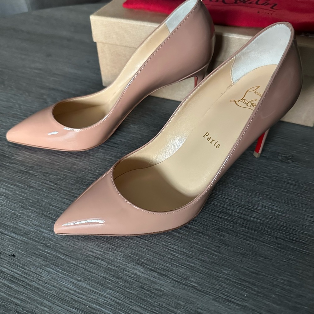 Christian Louboutin Cream Heels with Pointed Toe and Stiletto Heel